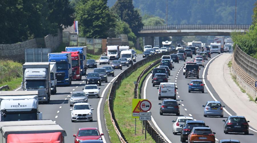 Na naših cestah gneča že od jutra, pred Karavankami 11-kilometrski zastoj (foto: Žiga Živulović Jr./Bobo)