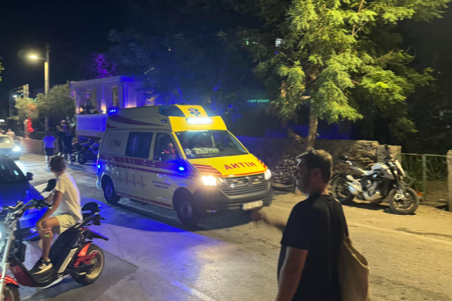 Grozljivka na cesti: avto trčil v pešce, ena ženska umrla, več poškodovanih