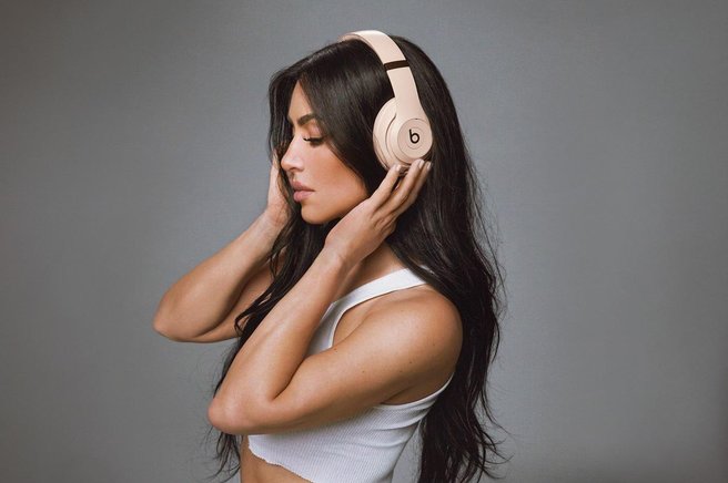 (FOTO) Tako je videti vroče sodelovanje Kim Kardashian z novimi slušalkami Beats