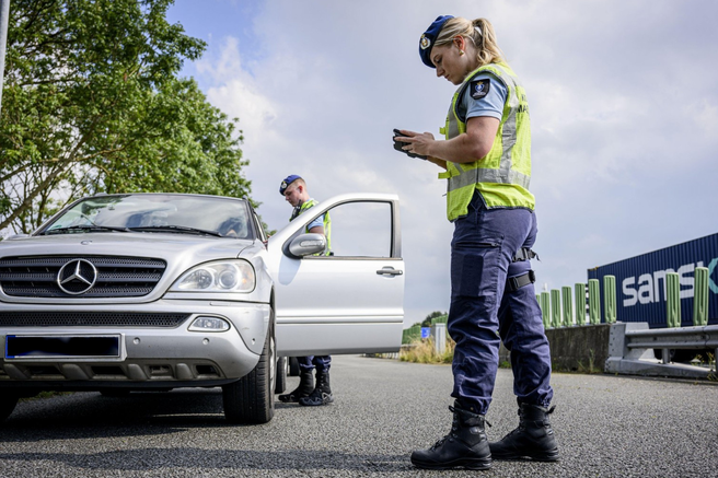 Mercedes med policijsko kontrolo na mejnem prehodu.