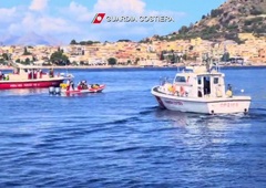 Tragedija na morju: potonila razkošna jadrnica, en mrtev in več pogrešanih (FOTO)