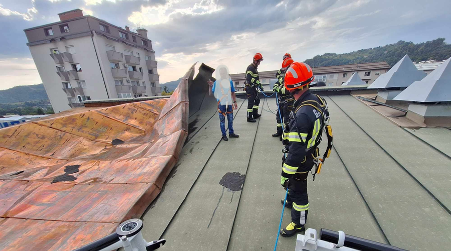 Neurje močno poškodovalo zdravstveni dom v Sevnici: del strehe morali prekriti s folijo (foto: Facebook/PGD Sevnica)