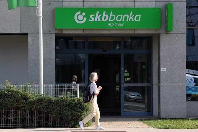 Prebivalci slovenskega mesta na nogah: ostali so brez edine banke