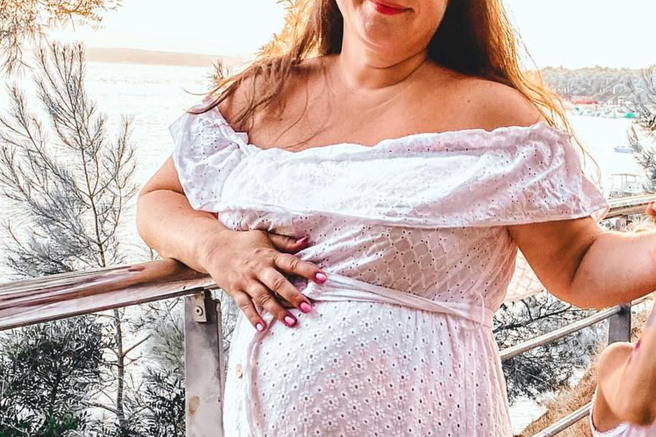 noseča pevka glasbenica Neža Pančur
