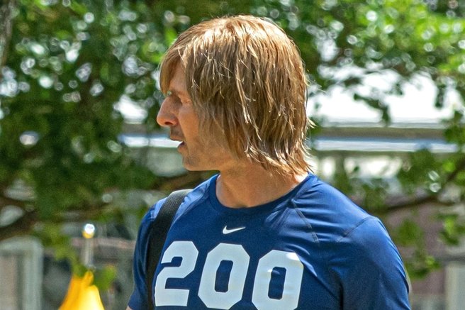 Glen Powell igralec snemanje serija Chad Powers videz lasulja