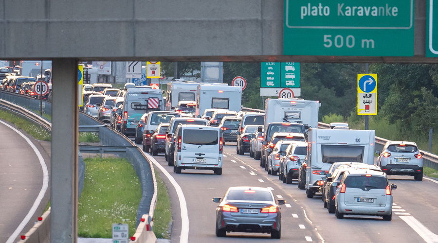 Nove preglavice na slovenskih cestah: po državi več zastojev (najdaljši je dolg pet kilometrov) (foto: Nik Bertoncelj/Bobo)