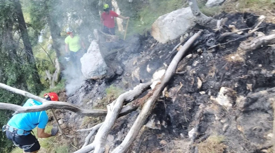 Na Komarči znova zagorelo, na kraj prihiteli gasilci (FOTO) (foto: Facebook/Gorska reševalna služba Bohinj)