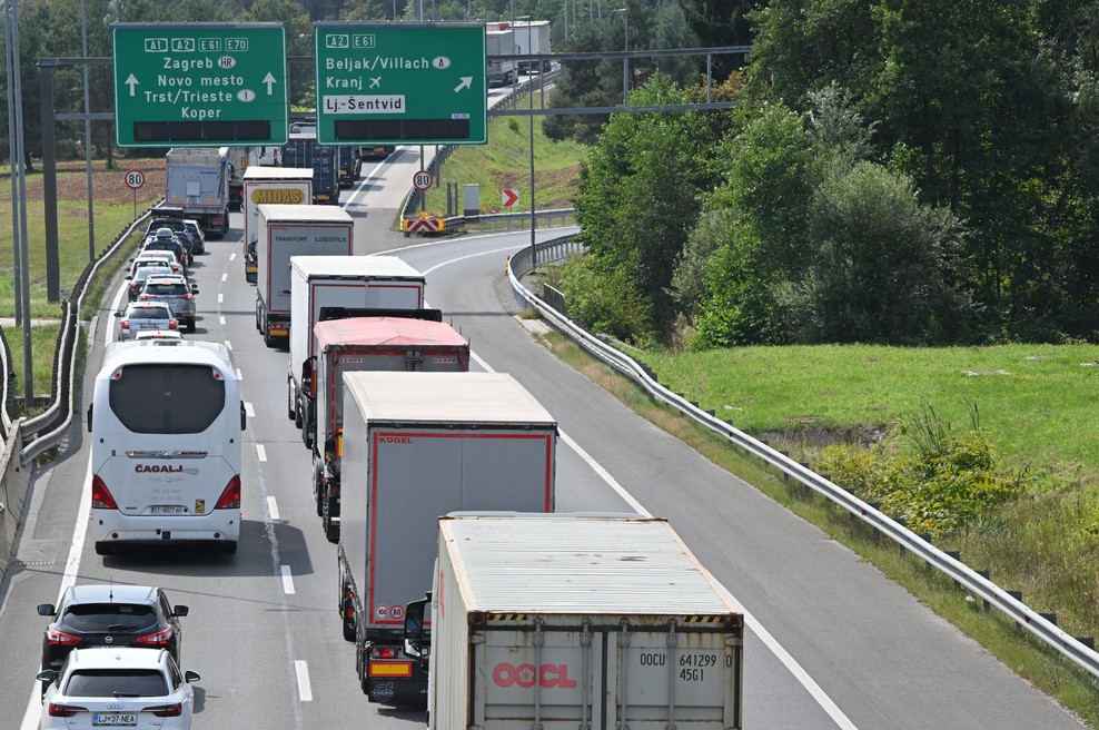 Slovenija ujeta v prometni infarkt: huda nesreča popolnoma ohromila ključno vstopno točko, predor zapirajo! (foto: Žiga Živulovič jr./Bobo)