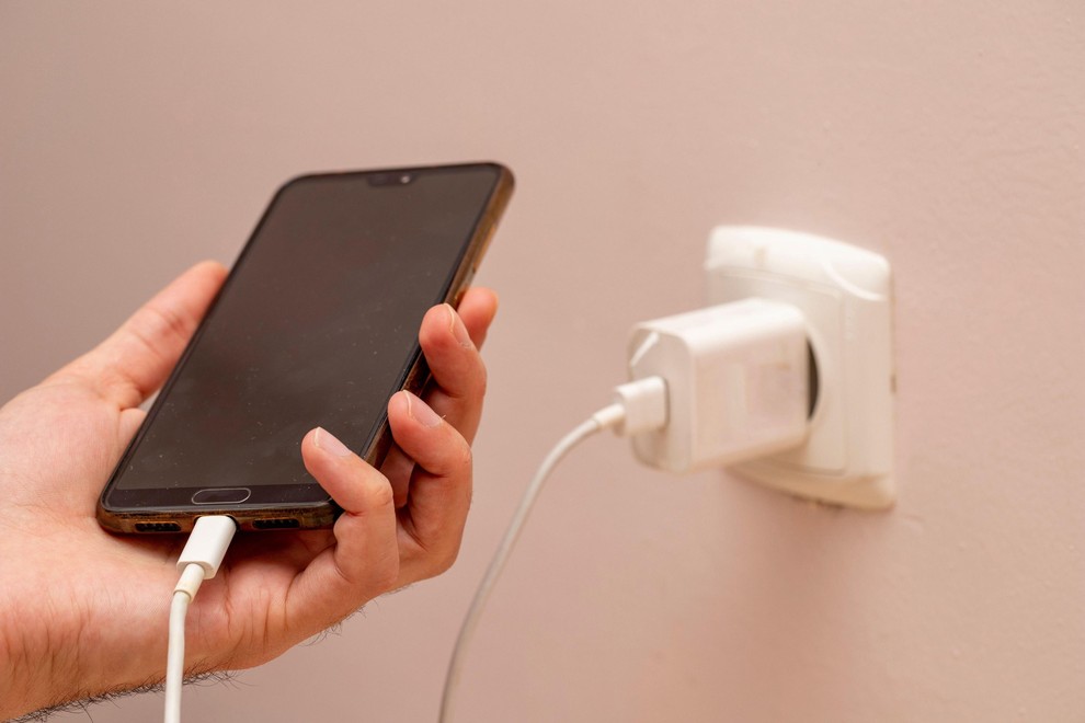 POCENI POLNILNIKI Prva napaka je uporaba poceni kopij polnilnikov. Apple že več let opozarja, da je uporaba neoriginalnih oziroma necertificiranih …