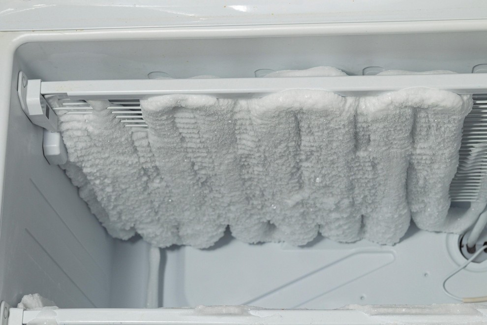 Čeprav imajo novi aparati na trgu danes tehnologijo "no frost", se mnogi še vedno soočajo z nabiranjem ledu. Čiščenje zamrzovalnika …