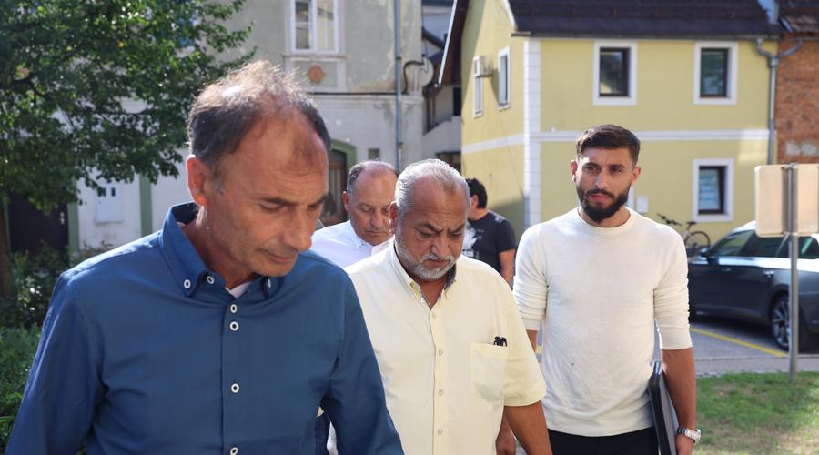 Sestanek glede aktualnega dogajanja v zvezi z romsko skupnostjo v občini Ribnica.Samo Pogorelc , Jožek Horvat Muc, Fatmir Bečiri. (foto: Borut Živulovič/BOBO)