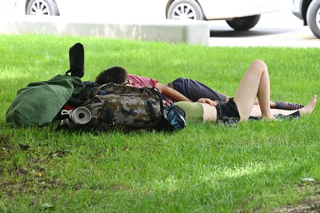 turisti travnik pocitek spijo
