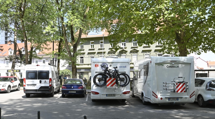 Tujci v avtodomih Ljubljančanom zasedajo parkirišča, stalnega nadzora pa ne izvaja nihče (kje so problematične lokacije?) (foto: Žiga Živulovič jr./Bobo)