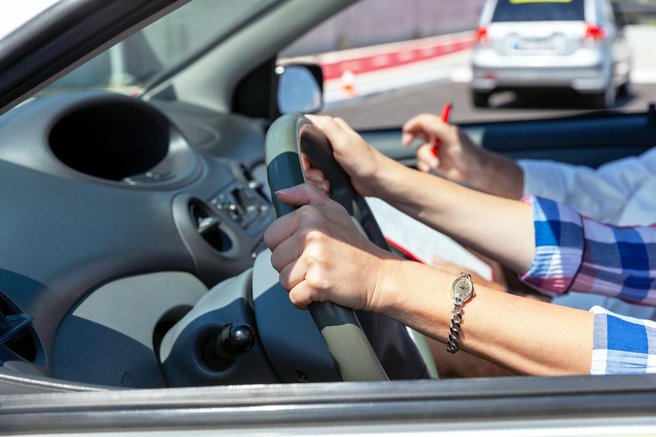 Nekateri očitno res niso za v avto! Ta možakar je rekorder po opravljanjih vozniškega izpita