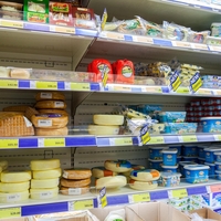 Sir na policah v trgovini