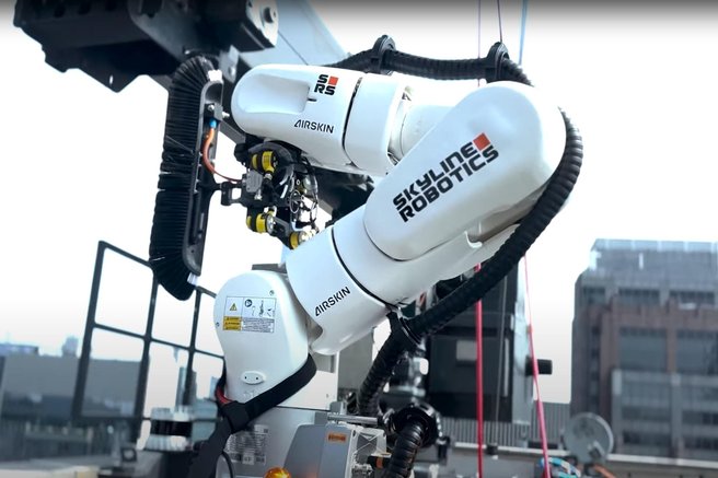 (VIDEO) Tu so roboti, ki na stolpnicah New Yorka pomivajo okna – uganete, kako hitri so?