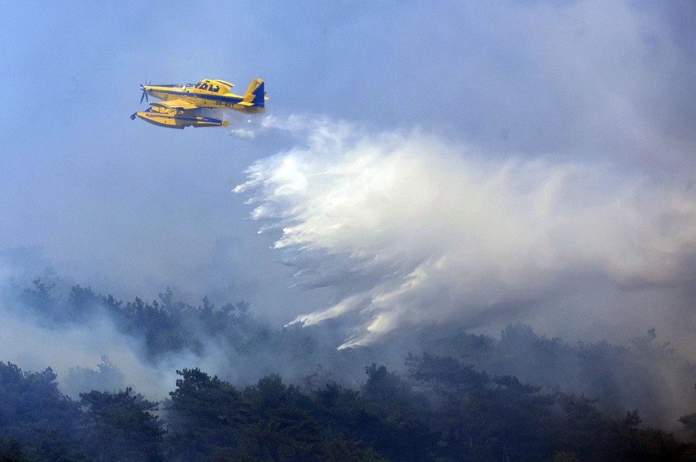 Na pobočju Porezna požar gasili s tremi air tractorji, kakšno je stanje? (foto: Bobo)