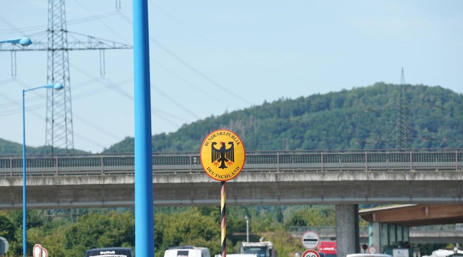 Tega nikar ne imejte s seboj v avtu, ko potujete po Nemčiji (kazni segajo vse do 10.000 evrov) (foto: Profimedia)
