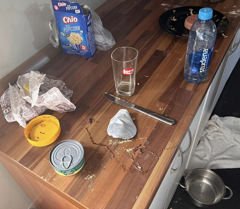 Fotografije razdejanja je lastnik objavil na svojem Facebooku.