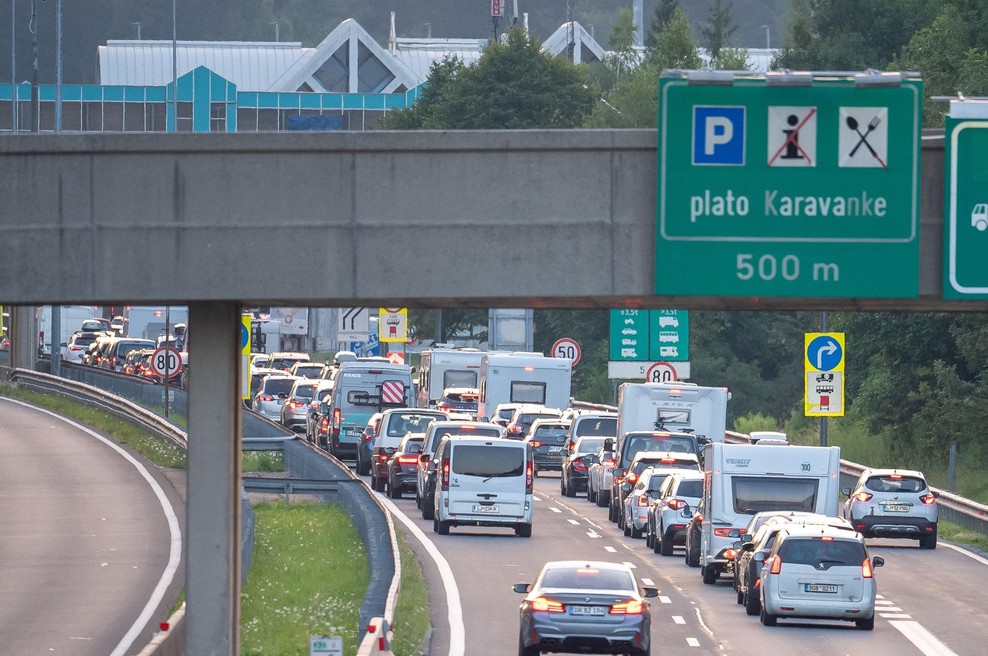 Prometni kolaps hromi ključne slovenske cestne žile: kolone nepregledne, pred Karavankami dolgi zastoji! (foto: Nik Bertoncelj/Bobo)