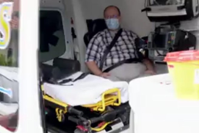 Drama in strah v šovu: po tekmovalca prihiteli z reševalnim vozilom