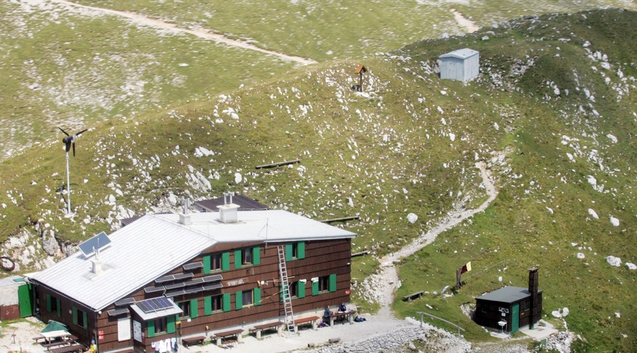Je to neizbežen konec planinstva pri nas? Zaradi koč turizem v hribih cveti, a država se zanje ne zmeni (foto: Tina Kosec/Bobo)