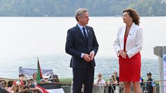 Uvod Blejskega strateškega foruma zasenčile vreče "trupel" in okrvavljene roke