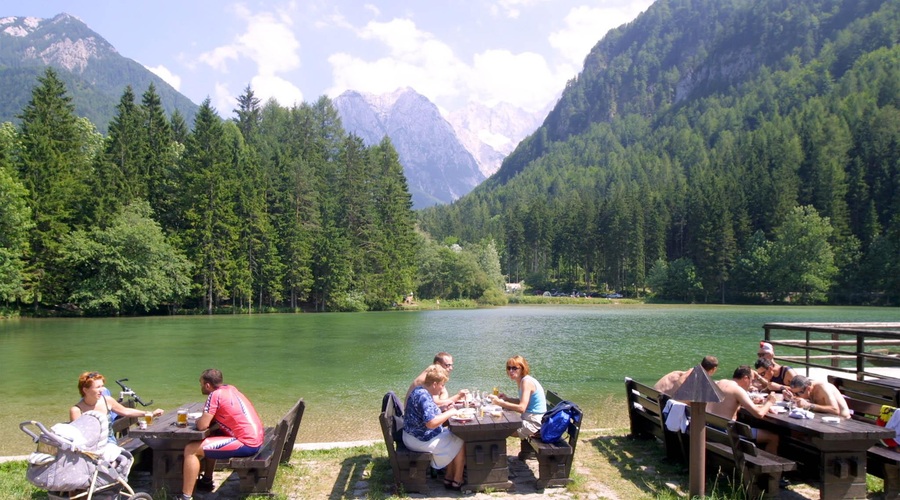 Jezersko zaradi svojih naravnih lepot postaja vse bolj priljubljeno med turisti. (foto: Srdjan Živulovič/Bobo)