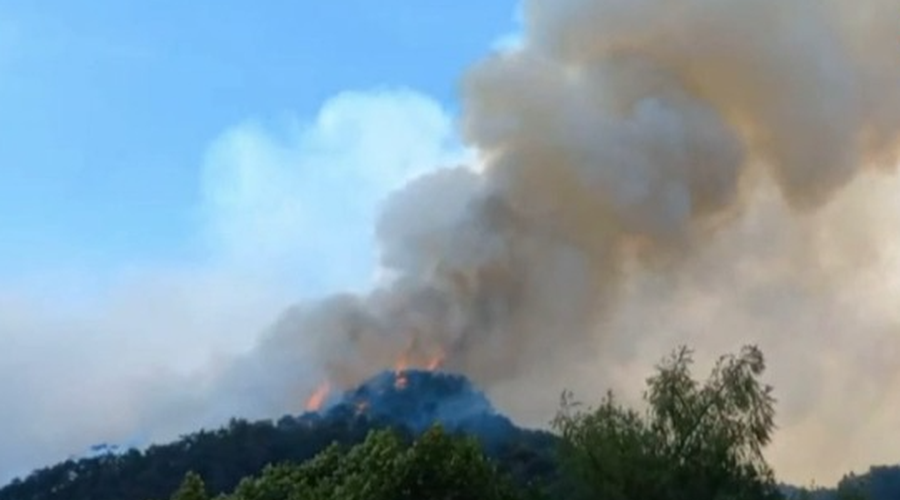 Ob slovenski meji divja hud požar: v zadnjih dneh se je le še okrepil (foto: TDD Rai/Posnetek zaslona)