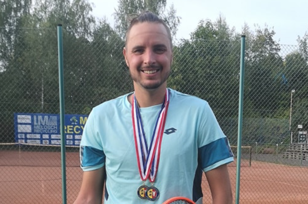 Slovenski teniški igralec na mednarodnem turnirju v Nemčiji pometel s konkurenco in v žep pospravil zlato odličje (foto: Facebook/Marino Kegl - Deaf Tennis player)