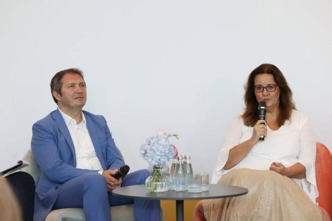Forbes Adria, del katerega je Forbes Slovenija, sledi prizadevanjem svetovne medijske hiše, da poveča zastopanost žensk v medijih - tudi z dogodki, kot je današnji Forbes Power Women’s Summit, je dejala urednica Forbes Slovenija Bojana Humar (poleg nje urednik Forbes Srbija Ivan Radak).