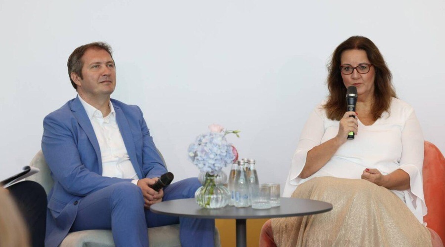 Forbes Adria, del katerega je Forbes Slovenija, sledi prizadevanjem svetovne medijske hiše, da poveča zastopanost žensk v medijih - tudi z dogodki, kot je današnji Forbes Power Women’s Summit, je dejala urednica Forbes Slovenija Bojana Humar (poleg nje urednik Forbes Srbija Ivan Radak). (foto: Forbes/Marina Pupavac)