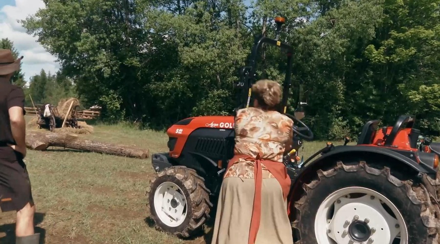 Huda nesreča: tekmovalca stisnilo med nakladalko in traktor (foto: Voyo/posnetek zaslona)
