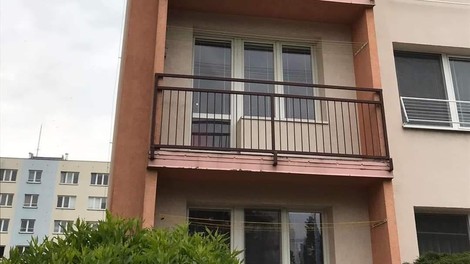 Fotografija stavbe, ki je zaokrožila po družbenih omrežjih: osupljivo, kaj je Čeh postavil na balkon