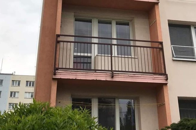 Fotografija stavbe, ki je zaokrožila po družbenih omrežjih: osupljivo, kaj je Čeh postavil na balkon