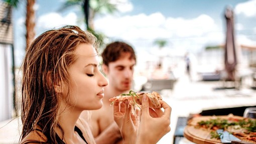 Take so cene v tem med Slovenci priljubljenem turističnem biseru: pica stane zgolj 6 evrov, pivo pa dobra 2  (samo poglejte ta cenik!)