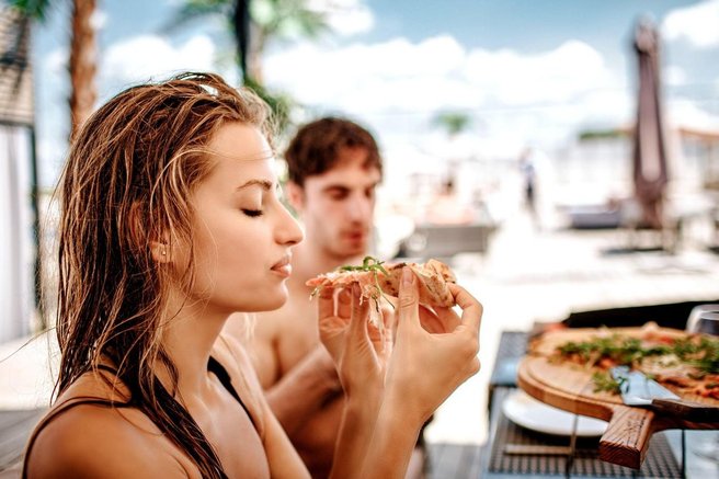Take so cene v tem med Slovenci priljubljenem turističnem biseru: pica stane zgolj 6 evrov, pivo pa dobra 2  (samo poglejte ta cenik!)