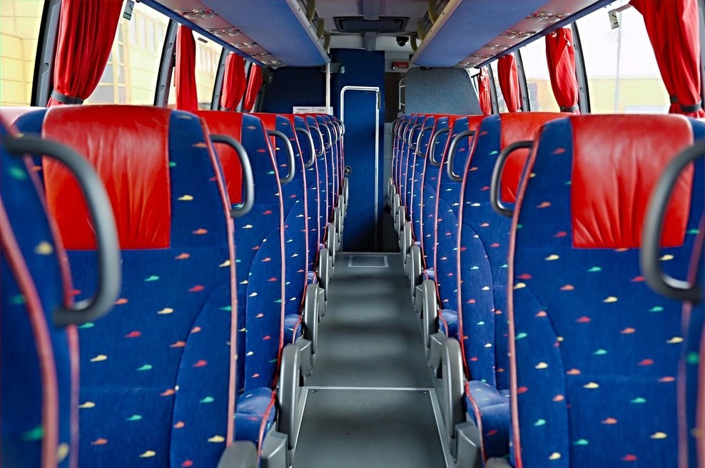 Ste vedeli, zakaj imajo avtobusni sedeži bizarne vzorce? Razlog je čisto logičen (foto: Profimedia)