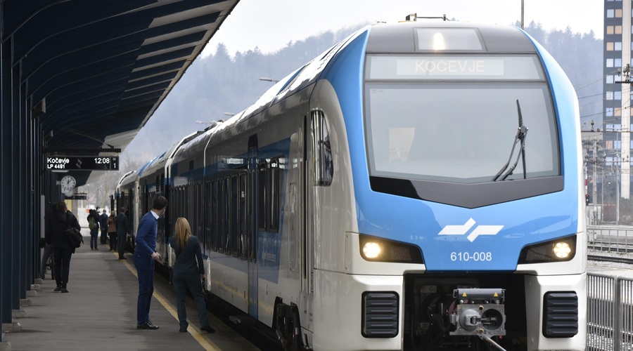 Slovenski vlaki: po novem manj povezav na ključni progi (foto: Bobo)