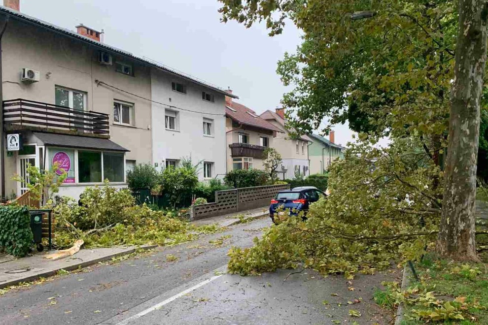 vreme dež neurje poplave nevihta podrto drevo