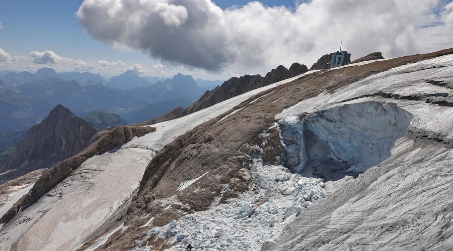 Največji ledenik v Dolomitih vztrajno izginja, do leta 2040 bi se lahko v celoti stalil (foto: Profimedia)