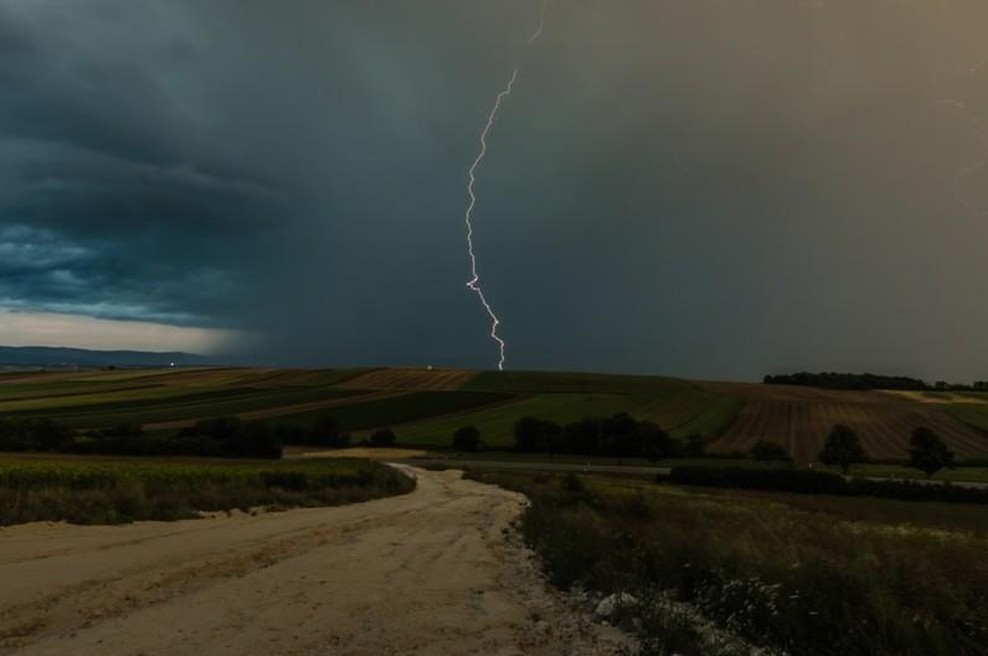 Vremenoslovci s slabo novico: čakajo nas nevihte z močnejšimi nalivi in sunki vetra (foto: Profimedia)