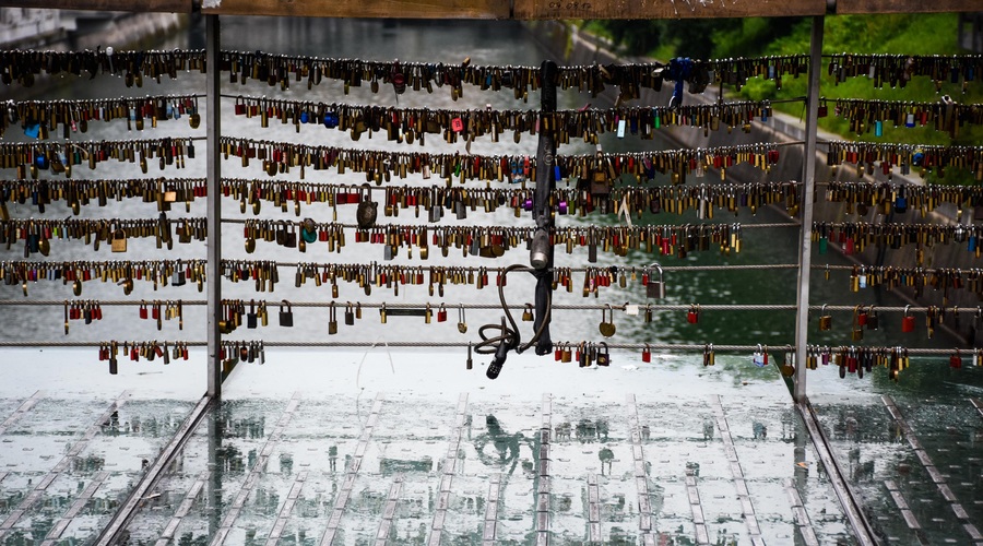 Je obstoj ljubljanske atrakcije ogrožen? Teža že obremenjuje most (foto: Alen Milavec Bobo)