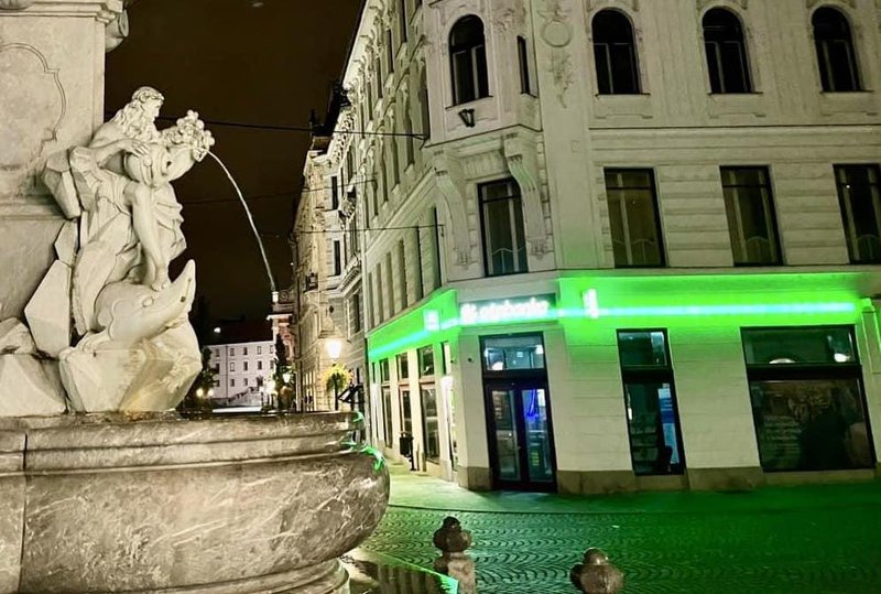 Svetlobni napisi, ki motijo okoliške prebivalce in ostale meščane.