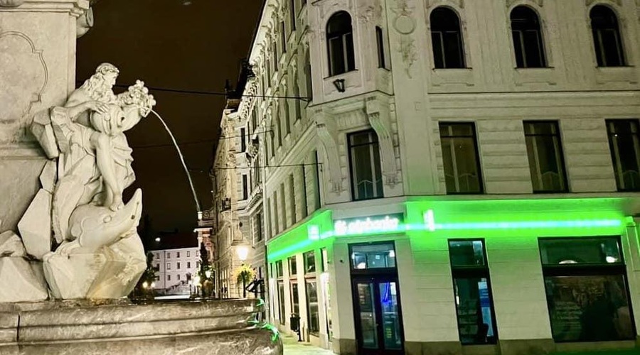 Glede svetlobnega napisa OTP banke, ki razburja meščane, se je oglasila še mestna občina (kaj so povedali?) (foto: Facebook)