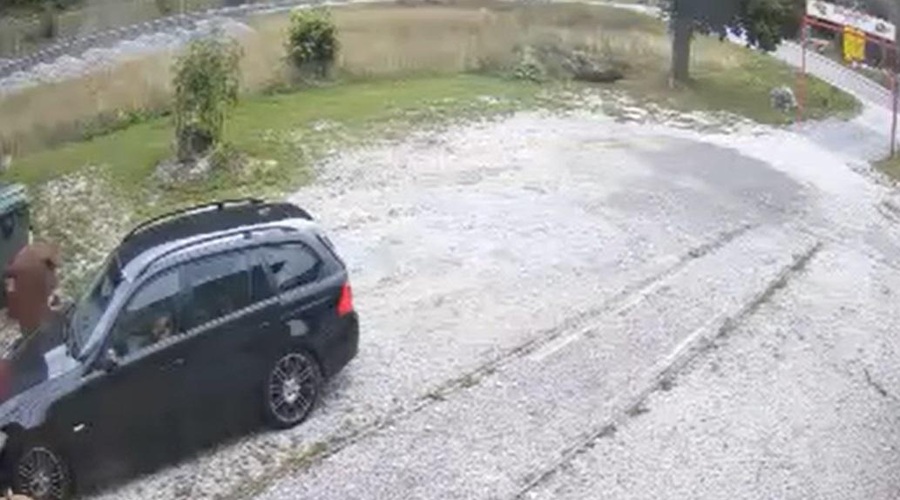 Nadzorne kamere na ekološkem otoku na Gorenjskem posnele nepredstavljivo grozljivo dejanje (VIDEO ni za občutljive) (foto: Facebook/posnetek zaslona)