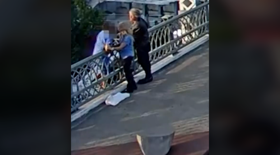 Slavni pevec preprečil skok ženske z mostu: poglejte si, kako mu je to uspelo (VIDEO) (foto: CNN Tik Tok/Posnetek zaslona)