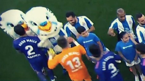 Nogometaš obsojen zaradi otipavanja prsi ženske, oblečene v maskoto