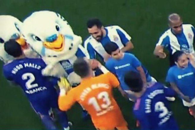 Nogometaš obsojen zaradi otipavanja prsi ženske, oblečene v maskoto