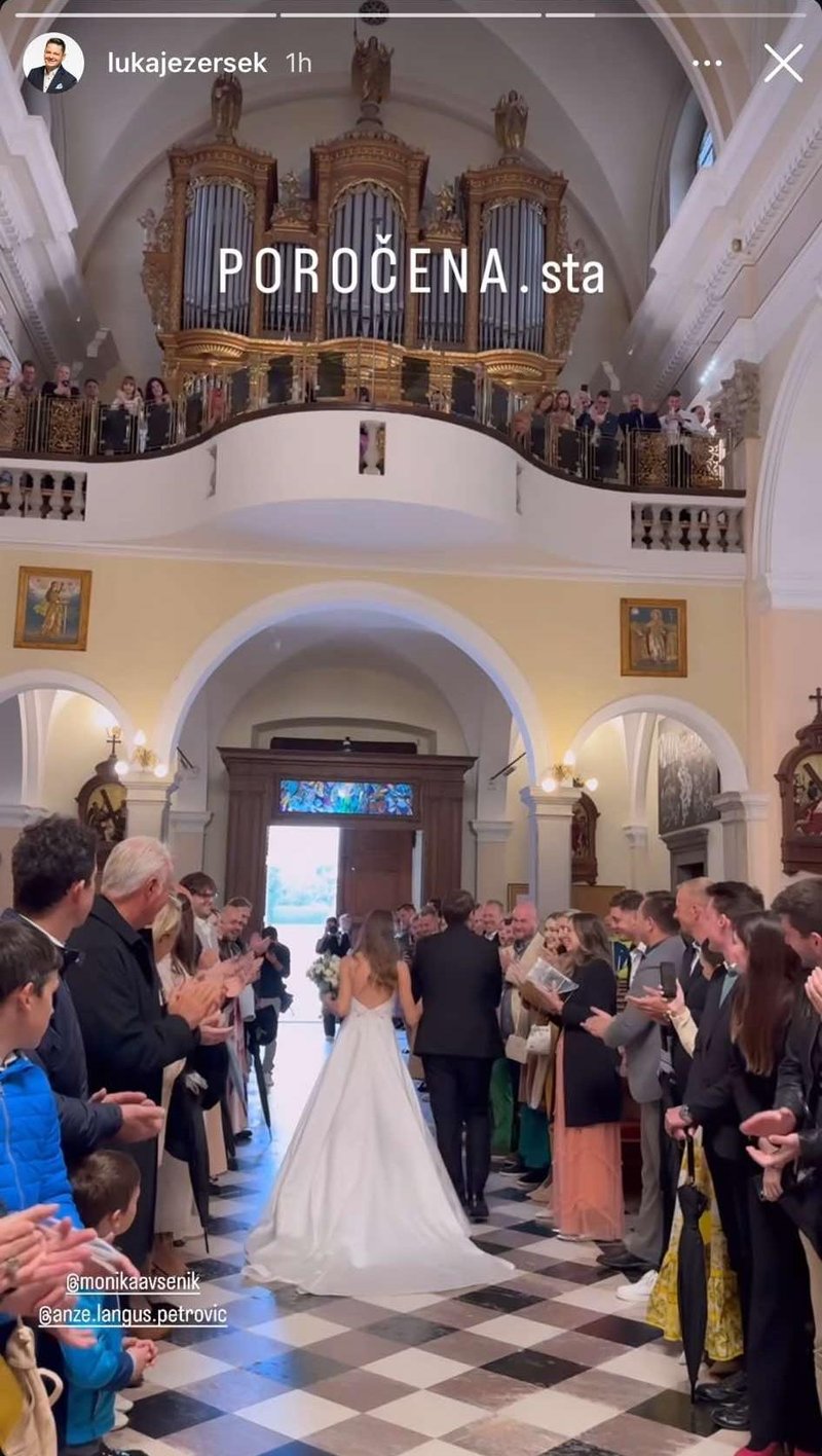 Monika Avsenik je v poročni obleki naravnost čudovita.